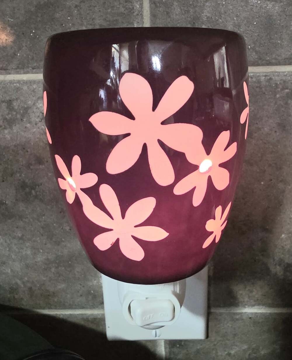 Scentsy Lei Plug-in Wax Warmer Plum Purple Flowers
